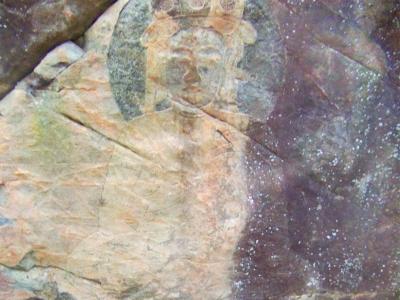 岩に彫刻されている