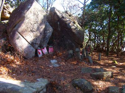 六地蔵の右側。ここにも地蔵があるけど・・・