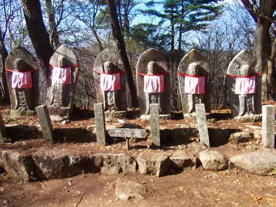 これが六地蔵。それぞれに名前が彫ってあるけど何だろう！？