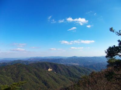 真っ青の空と北摂の山々を望む