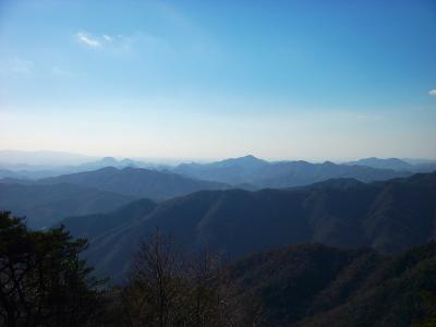 遠く西側の山々を望む
