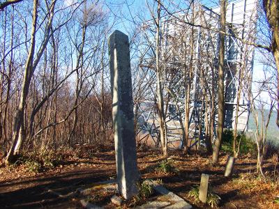 登りきったところの反射板の裏側。この石柱は何だろうか！？