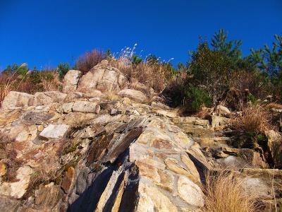 トンビカラの石峰を下って振り返ると空はまだ真っ青だった。この付近はどうして空がこんなに濃い青なんだろうか！？