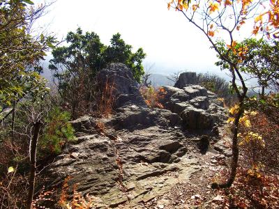 山頂すぐ手前。ここで展望の良い岩があったので岩上で撮影する