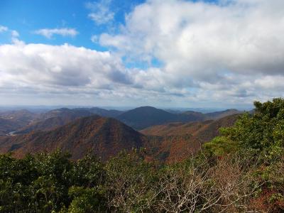 北西方面の展望。向こう側の山もなんか名前あるんだろうね