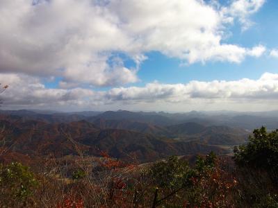 南東方面。こっちは山々が連なる