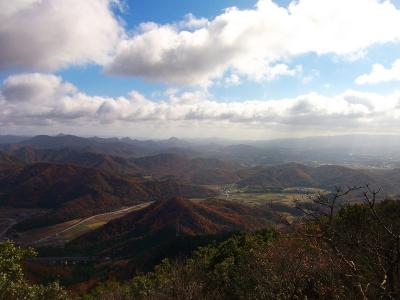 南側も山々が広がる。山を下にみる景色は好きだったりする