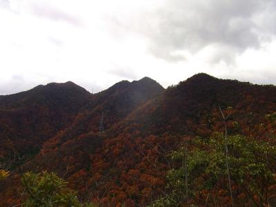 振り返ると虚空蔵山～八王子山と、この稜線をたどってきたんだね