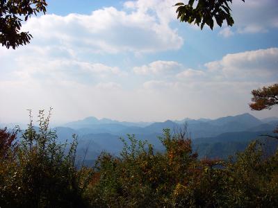 南西側も山々がそびえる。展望はちょっとだけだけどあるだけまだマシかな！？