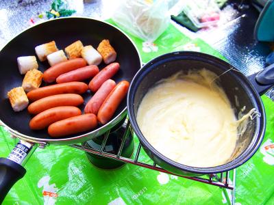 さて広い山頂でチーズフォンデュするぞぉ！ウィンナーとちくわを焼く