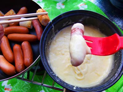 チーズにつけて食べると美味い！山でやってるから余計に美味しさを感じる