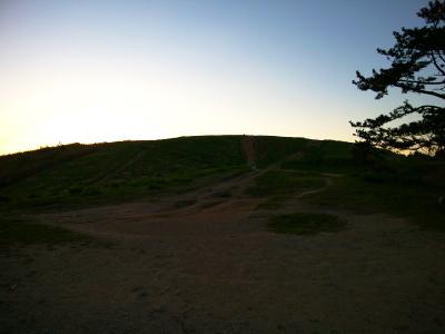こっちは正規ルートでないかもだけど、面倒なので高原地帯を歩いて山頂へ向かう