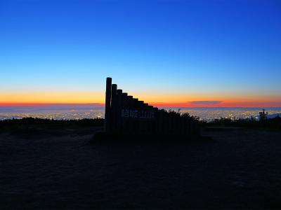 トワイライトタイムに青とオレンジ、そして葛城山頂看板とバックの夜景。まさに絵になっている