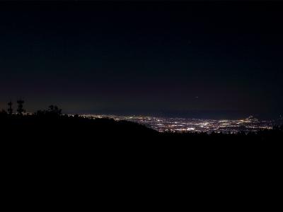 こっちは奈良側の夜景。遠いような気もするけど大阪側に比べればまだ近い