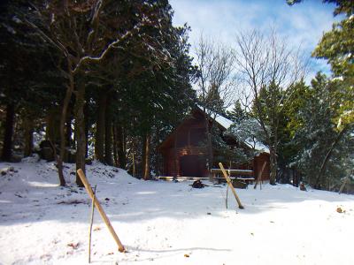 小屋の屋根にもう少し雪が積もっていればと思ったけど周囲は真っ白だね