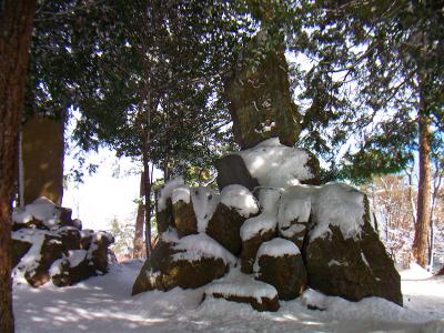 これが男山山頂らしいけど、山頂プレートとかなくて石碑があるだけ