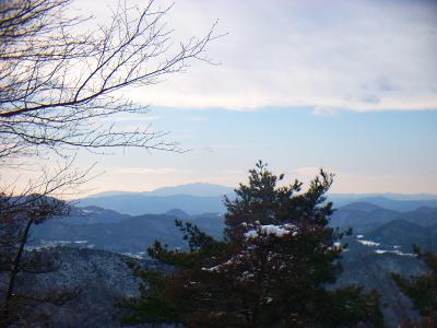 この付近の展望は視界が狭いけど、向こう側の高い山が六甲山かな！？