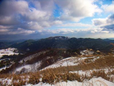 向こう側の山も白くなってるけどやっぱ積雪量は少なそう