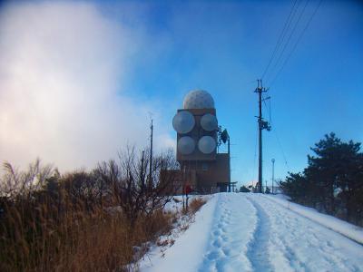 雨量観測所が見えた。山頂はすぐそこ