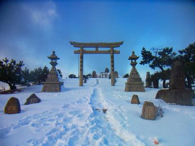 鳥居のところまできた。登山口に比べると積雪量は少しあるかな。でも30cmもない感じ