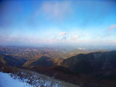 北側の展望を見ると雪がかぶった山なんてない。まあ北摂最高峰にいるからそれより低い山はもう雪ないのかもね