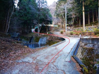 ここは橋をわたって左側をあがっていく