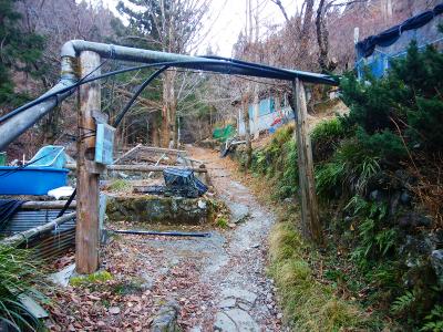 養魚場？みたいなところを通っていく。なんかの施設なんだろうけどね