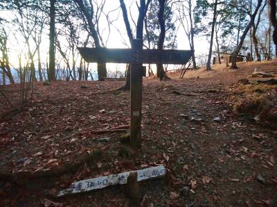 尾根の合流地点の分岐。ここまでくると頂上は近い