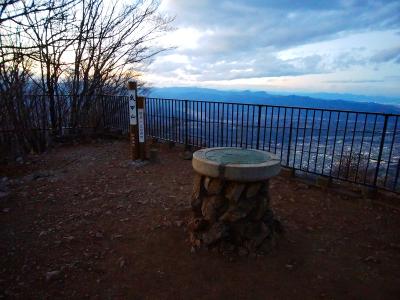 武甲山山頂(1304m)に到着