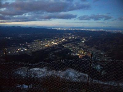 山頂に到着した時から少しずつ市街地が光だしていた。ちょうどいい時間に着いたのね
