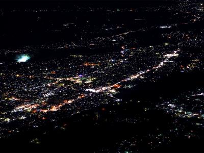 秩父市を少しズームしてみると光量は少ないけど、やはり全体で一つの素晴らしい夜景になってるのね