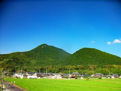 御上神社付近から直下でみた三上山