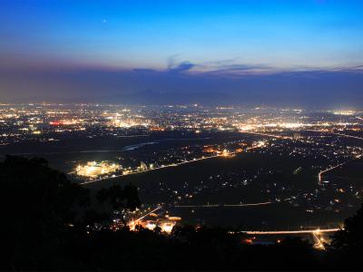 別の日だが、登山道途中の岩場の上から西側のトワイライト夜景を撮影しておいた