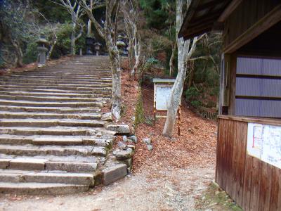 最後の階段を下って時間があったので三角点へ向かう。この画像の右側の道へ竜ヶ岳、地蔵山のほうへ進んでいく