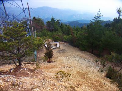 三角点からの見晴らしは良い感じ。下のテーブルらしき付近で昼食にする