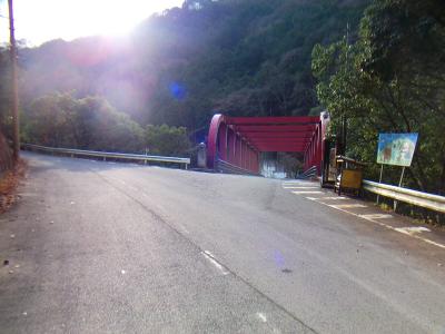 浄水場から4km、約１時間弱歩いた付近。保津峡の橋が見える