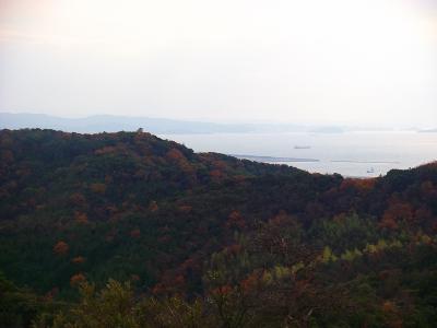 途中で見えた展望。四国山の展望台があんなところにある