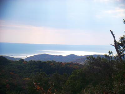 高森山から戻る途中で見えた景色。こういう景色は海に近い山の醍醐味かな