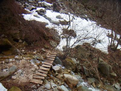 橋を渡るけど細いな