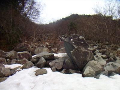 これが青ガレか。積雪期に来てたらこれ登れたかなって思った