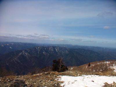 北側の展望。もう冬は終わってるけど、少しだけ雪がある山があった