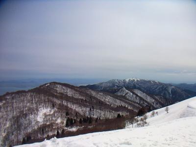 蓬莱山も上のほうは真っ白でまだまだ雪があるのね