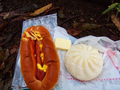 山頂で軽く昼食をとる