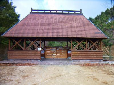 左側にあるこの小屋みたいなところに入っていく