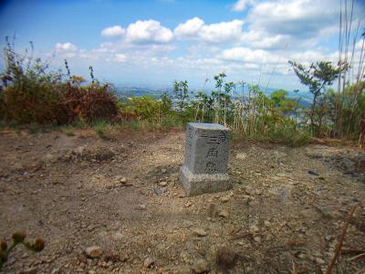 一徳防山の三角点に到着。鉄塔のすぐ近くにある