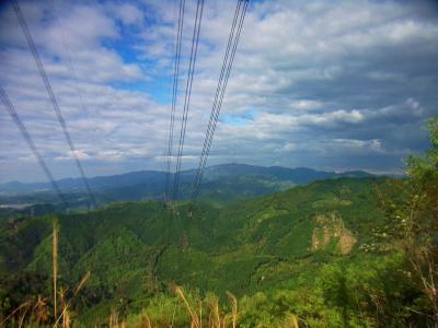 下りの途中にある鉄塔からの景色。また金剛山と大和葛城山が見える