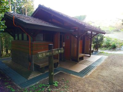 東峰から一旦下ると立派で綺麗なトイレがある。これは有難い