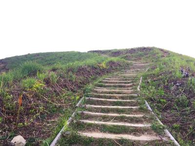 階段の終わりあたりだけど、周りのススキはすっかり山焼きされて草ばかりになっていた