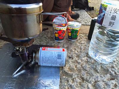 日没まで時間があるのでベビースターのうどんとそばのカップ麺を食べる