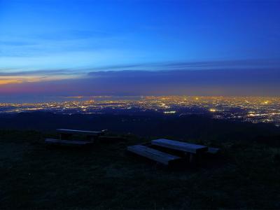トワイライトタイムに大阪湾側を撮影。少し霞んでるけどこのくらいなら許容範囲。手前の椅子を入れることで夜景との距離感がなんとなくわかる